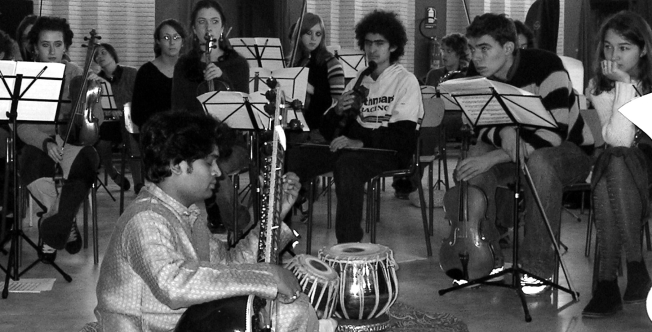 Deobrat Mishra con alcuni ragazzi della Cororchestra